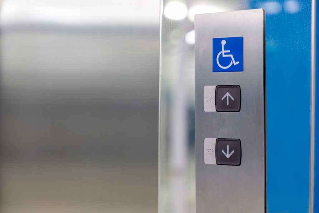 La Lombardia stanzia altri 1,1 milioni di euro per finanziare interventi di abbattimento delle barriere architettoniche negli edifici privati. In foto immagine simbolica di accesso per disabili