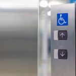Accessibilità, la foto mostra l'icona disabili su un'ascensione. _Shutterstock 201026