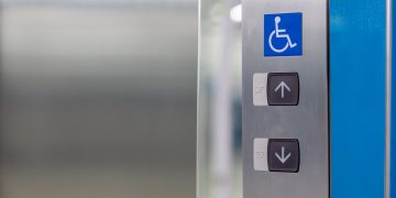 La Lombardia stanzia altri 1,1 milioni di euro per finanziare interventi di abbattimento delle barriere architettoniche negli edifici privati. In foto immagine simbolica di accesso per disabili