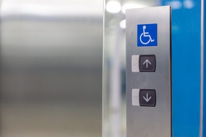 La Lombardia stanzia altri 1,1 milioni di euro per finanziare interventi di abbattimento delle barriere architettoniche negli edifici privati. In foto immagine simbolica di accesso per disabili